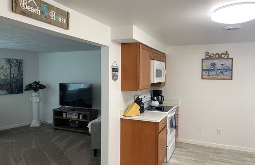 Norfolk Condo | Charming Beach house 2-bedroom in lovely upscale rolling hills area Norfolk!