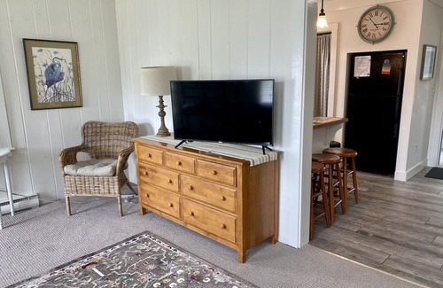 Clinton Cottage | Charming Beach House - Steps to private beach! Sleeps 4