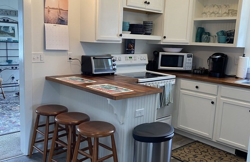 Clinton Cottage | Charming Beach House - Steps to private beach! Sleeps 4