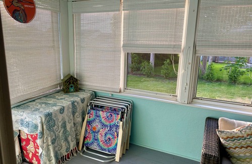 Clinton Cottage | Charming Beach House - Steps to private beach! Sleeps 4