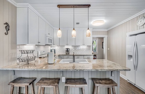 Ono Island House | Charming beachfront home with WiFi, central AC, balcony, & deck