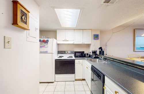 North Ocean City Condo | Charming beachfront resort condo w/ocean views, balcony, pools, tennis, W/D & AC