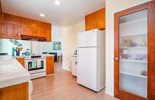 Morro Bay House | Charming Beachside Bungalow w/Light & Airy D'cor - 300 Yards to Beach