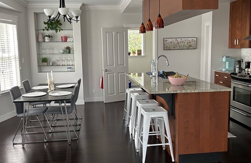 Fairfield House | Charming Beachside Retreat Steps from Dallas Rd, Beacon Hill Park, Cook St. Vill