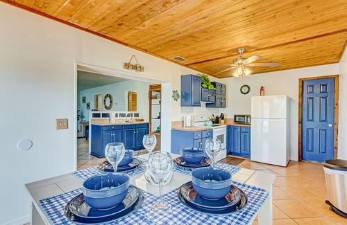 Rock Ridge House | Charming, beachy cottage with a full kitchen, central AC, & washer/dryer
