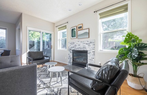 Oak Hills House | Charming Beaverton 6BR w/Parking, nr Retail & Groceries, by Blueground