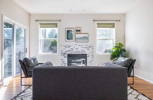 Oak Hills House | Charming Beaverton 6BR w/Parking, nr Retail & Groceries, by Blueground
