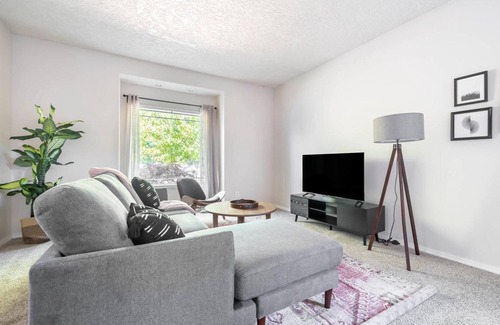 Oak Hills House | Charming Beaverton 6BR w/Parking, nr Retail & Groceries, by Blueground