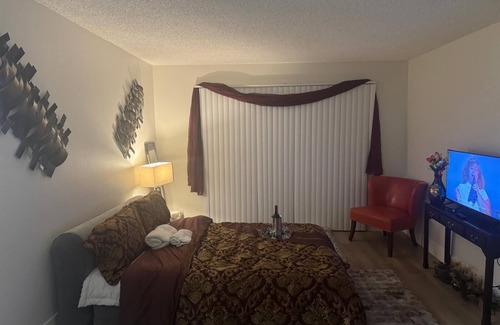 Simi Valley Bed & Breakfast | Charming bed & breakfast in delightful Simi Valley with WiFi, fitness room.