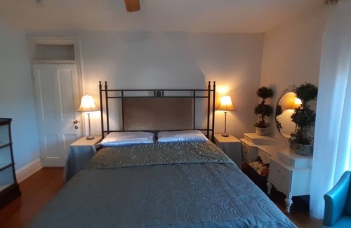 Strongsville Bed & Breakfast | Charming bed & breakfast with WiFi and AC in historic Strongsville