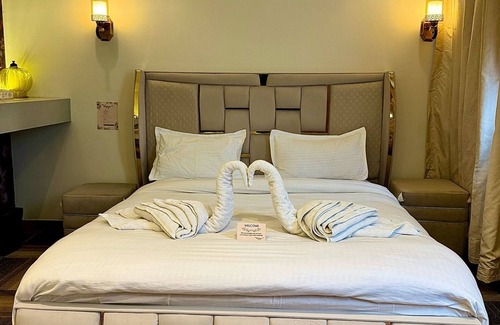 Kalkaji Bed & Breakfast | Charming bed & breakfast with AC and WiFi in serene New Delhi