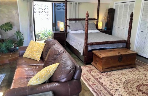 Pukalani Bed & Breakfast | Charming bed & breakfast on the slopes of Haleakala with AC, WiFi.