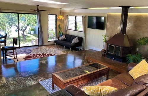 Pukalani Bed & Breakfast | Charming bed & breakfast on the slopes of Haleakala with AC, WiFi.