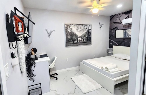 Country Walk Bed & Breakfast | Charming bed & breakfast with WiFi and AC in lovely Miami