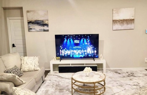 Broken Arrow House | Charming bedroom in Broken Arrow with Hi speed WiFi & AC suitable for long stays