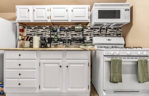 Bridgeport Apartment | Charming bedroom near Yale Hosp/Bridgeport