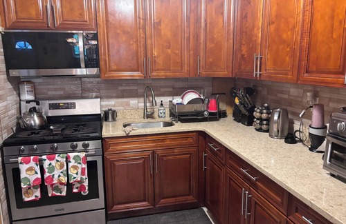 Queens House | Charming BedRoom with External personal BTH WiFi, AC in superb Queens