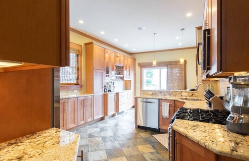 Wall House | Charming Belmar House w/Hot Tub + Parking