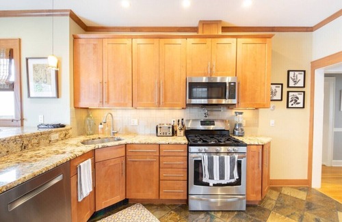 Wall House | Charming Belmar House w/Hot Tub + Parking
