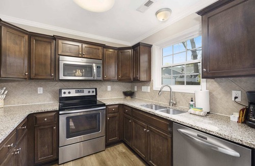 North Belmont House | Charming Belmont Retreat - 3 beds & Private Yard