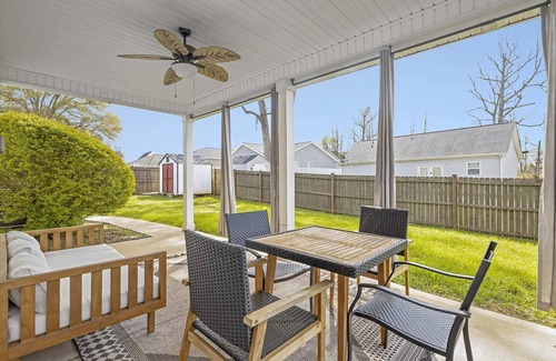 North Belmont House | Charming Belmont Retreat - 3 beds & Private Yard