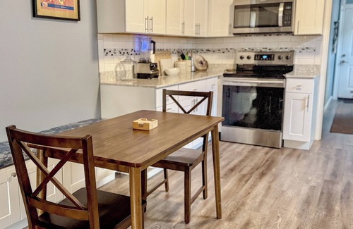 Florida Area House | Charming Blue Retreat with home gym, EV, king bed