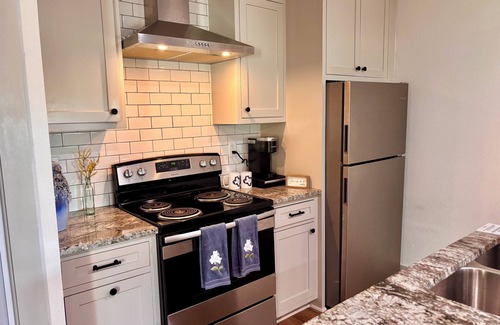 Woodway House | Charming Bluebonnet Bungalow: 1BR Guest House w/Kitchen, WiFi + AC - Waco, TX