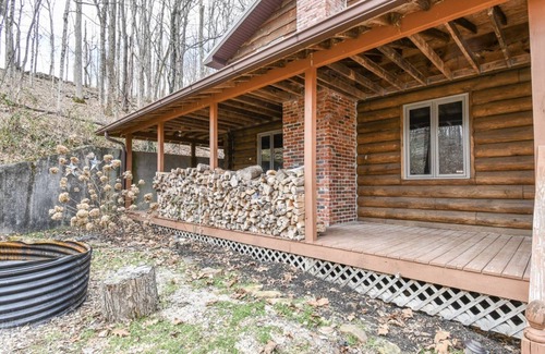 Bedford Cabin | Charming Boomsage Cabin w/hot tub