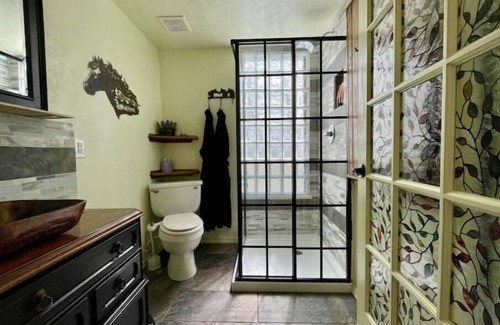 De Beque Hotel | Charming Boutique Hotel with Private Hot Tubn