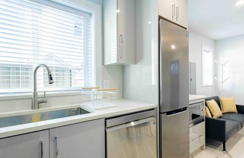 Sunset House | Charming & Brand-New near Restaurants & Transport