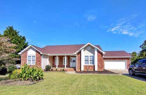 Graham House | Charming Brickwood Ranch - 3-Bedroom House - 5 minutes from Downtown Graham
