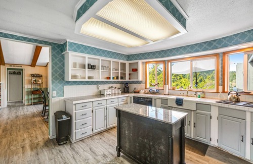Deer Harbor Cabin | Charming & bright dog-friendly cabin with nature views, hot tub, and fireplace