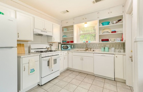 College Station Cottage | Charming Bryan Home - 3 Mi to Kyle Field!