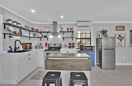 Bulverde House | Charming Bulverde Farmhouse | Near San Antonio, Patio, BBQ, Hill Views
