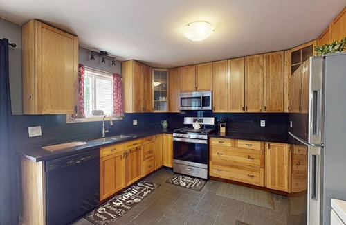 Wasaga Beach House | Charming bungalow steps to beach, fireplace, with deck & game room