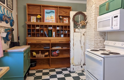 Elberton House | Charming Bungalow in the Heart of Elberton! Short walk to downtown!