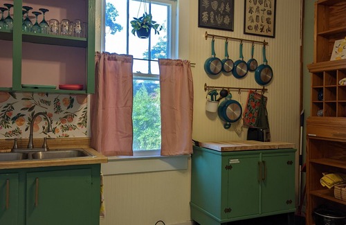 Elberton House | Charming Bungalow in the Heart of Elberton! Short walk to downtown!