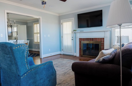 Forest Acres House | Charming Bungalow, King Bed, 5min to Ft. Jackson and Downtown