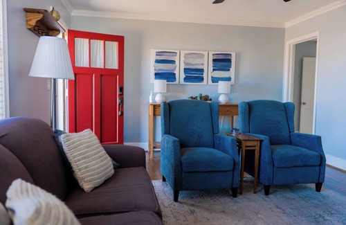 Forest Acres House | Charming Bungalow, King Bed, 5min to Ft. Jackson and Downtown