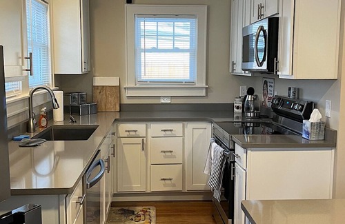 Lansing House | Charming Bungalow near historic district, State Capital, MSU campus and downtown