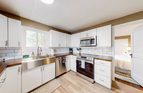 Garden District House | Charming bungalow near downtown with WiFi & AC - walk everywhere