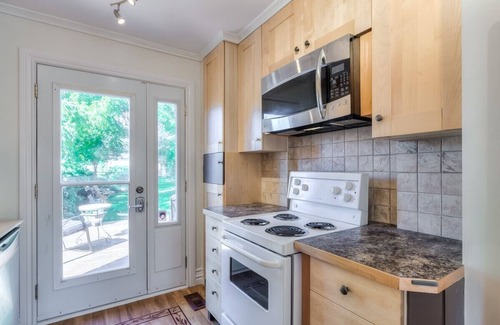 Humber Bay House | Charming Bungalow w/basement, parking and deck - 5 min from the lake!