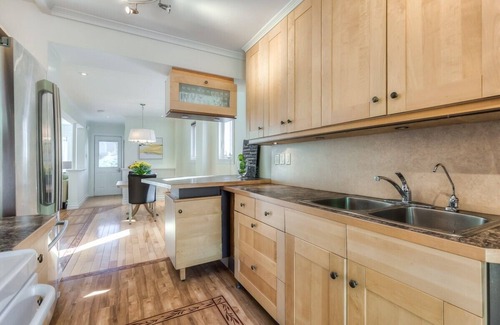 Humber Bay House | Charming Bungalow w/basement, parking and deck - 5 min from the lake!