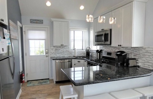 Ocean Beach III House | π Charming Bungalow with Loft - CLOSE TO THE BEACH! Sleeps 4-5