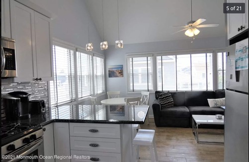 Ocean Beach III House | π Charming Bungalow with Loft - CLOSE TO THE BEACH! Sleeps 4-5