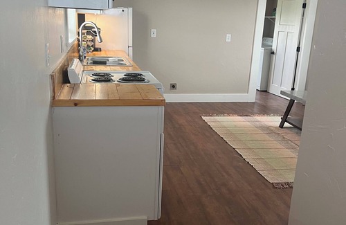 Billings House | Charming bungalow with AC and WiFi in a private rural part of Billings.