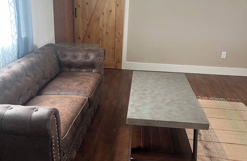 Billings House | Charming bungalow with AC and WiFi in a private rural part of Billings.