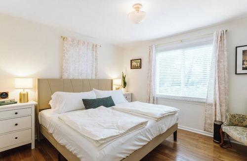 Olympia House | Charming bungalow, with covered parking, just a short walk from Capital Campus!