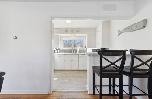 Fort Erie House | Charming Bunk Cottage on Beautiful Bay Beach!