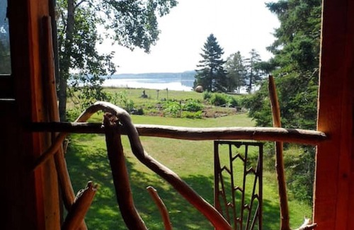 Eastport Cabin | Charming Bunk-House Cabin at Rossport by the Sea